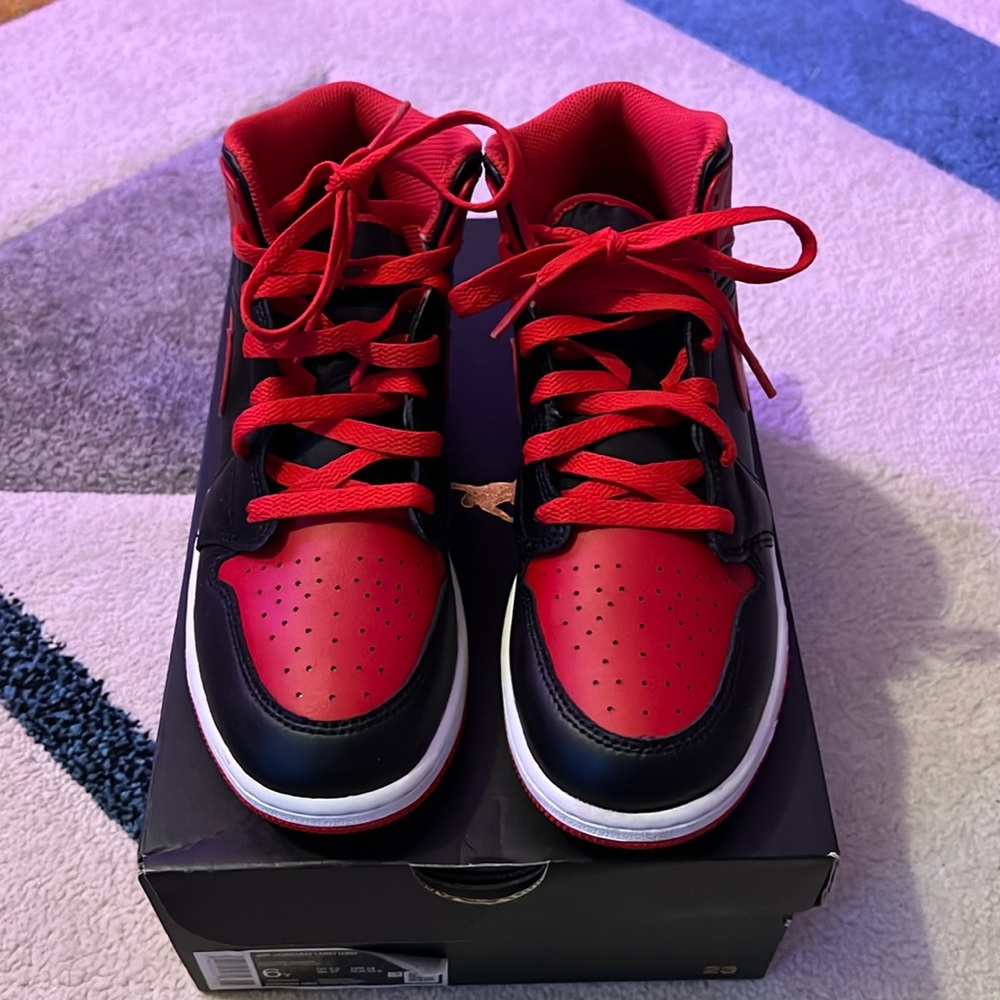 Excellent Condition Grade School Jordan 1 Mid